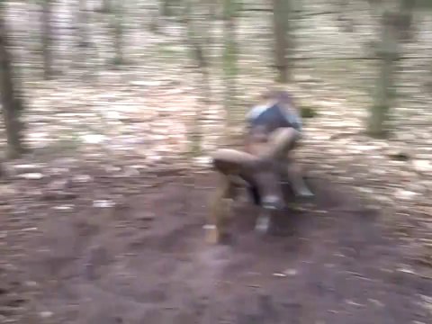 Jour de chance pour ce bouc coincé dans un arbre qui va etre sauvé par des promeneurs courageux