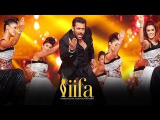 Salman Khan's GRAND ENTRY On Dabbang Move @ IIFA 2017