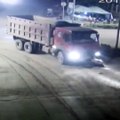 Un motard se fait emporter par un camion