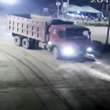 Un motard se fait emporter par un camion