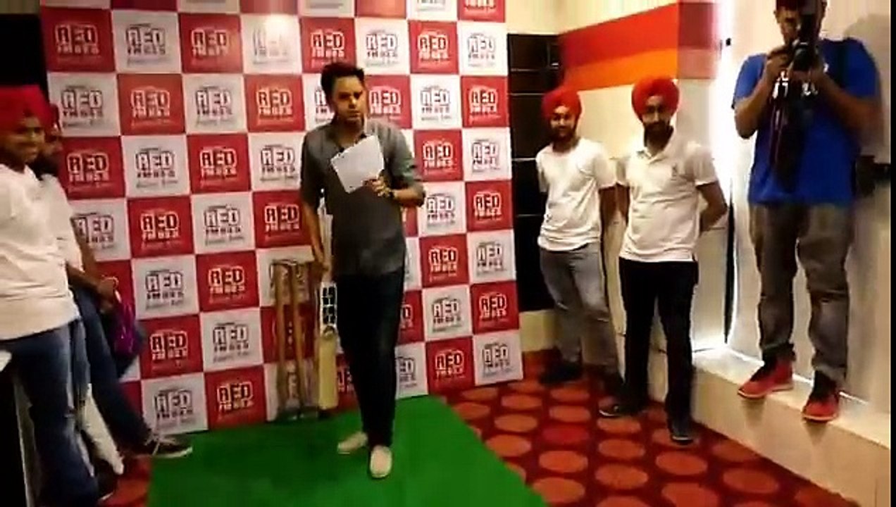 Bhuvneshwar Kumar with wife play cricket with rj raunak...bauaa