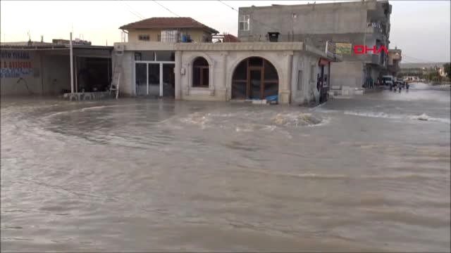 Mardin-Nusaybin'de Su Borusu Patladı, Yolar Göle Döndü
