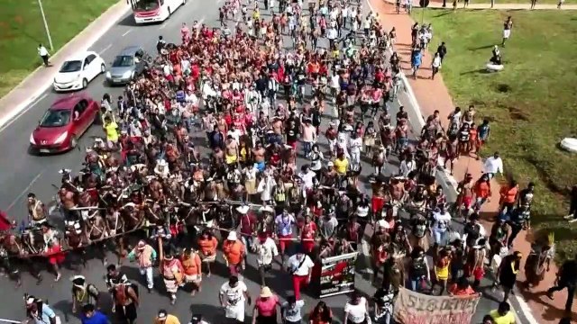 Brésil: Des indigènes marchent pour leurs droits à Brasilia
