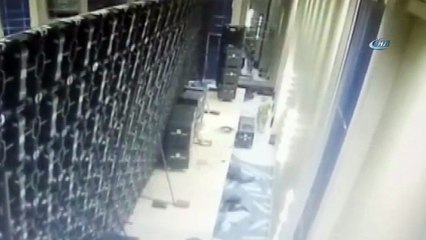 Toplantı salonuna kurulan dev LED ekranlar böyle devrildi... Çalışanlar panellerin altında kalmaktan son anda kurtuldu