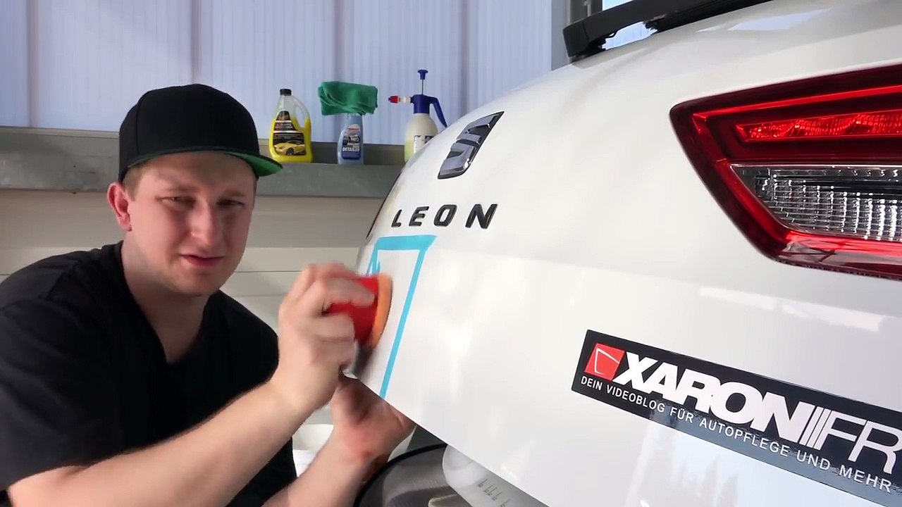 Schlüssel Kratzer entfernen an Heckklappe per Hand mit Schleifblüte und Sonax P-Ball am Seat Leon 5F