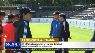 Xi y Merkel presencian un partido de fútbol entre jóvenes chinos y alemanes