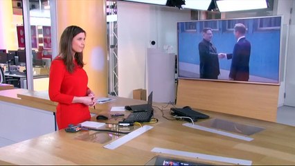 Poignée de main entre Kim Jong-un et Moon Jae-in avant leur sommet historique