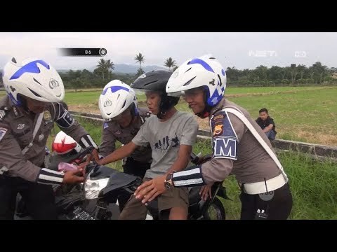 Motornya Akan Dibawa, Anak ini Tetap Bertahan di Motor Sambil Digotong - 86