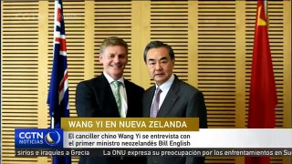 El canciller chino Wang Yi se entrevista en Auckland con el primer ministro neozelandés Bill English