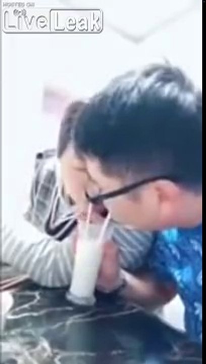 Il crache dans le verre quand elle boit ! Dégoutant !