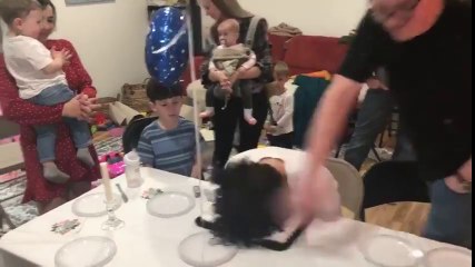 Tête dans le gâteau d'anniversaire : meilleure blague du monde !