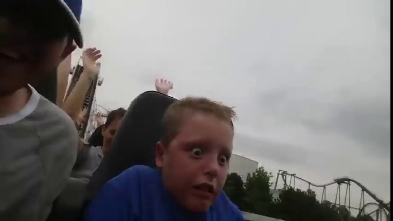 La tête de ce gamin terrorisé au parc d'attractions !