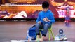 Un chico chino de 9 años de edad, juega el cubo de Rubik con manos y pies juntos a la vez