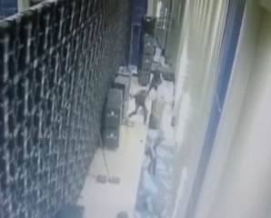 Toplantı Salonuna Kurulan Dev Led Ekranlar Böyle Devrildi