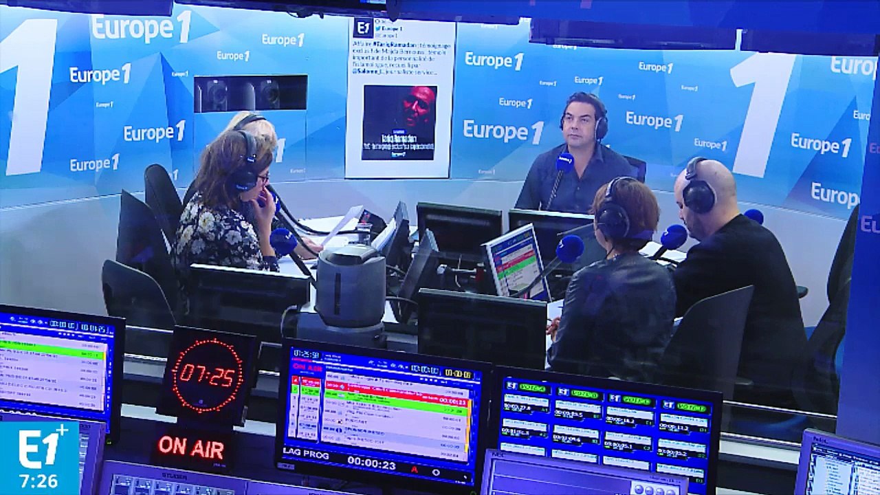 Jean-Michel Blanquer : "Retour de l'uniforme, des sabots, et si t'es sage, en fin d'année... Une clémentine !"