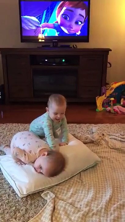 Ces 2 bébés reproduisent ce qu'il se passe dans ce dessin animé