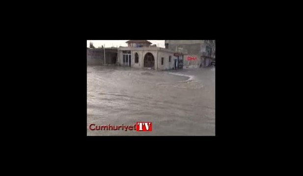 Nusaybin'de su borusu patladı, yollar göle döndü