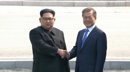 Corées : poignée de main historique entre Kim Jong-un et Moon Jae-in