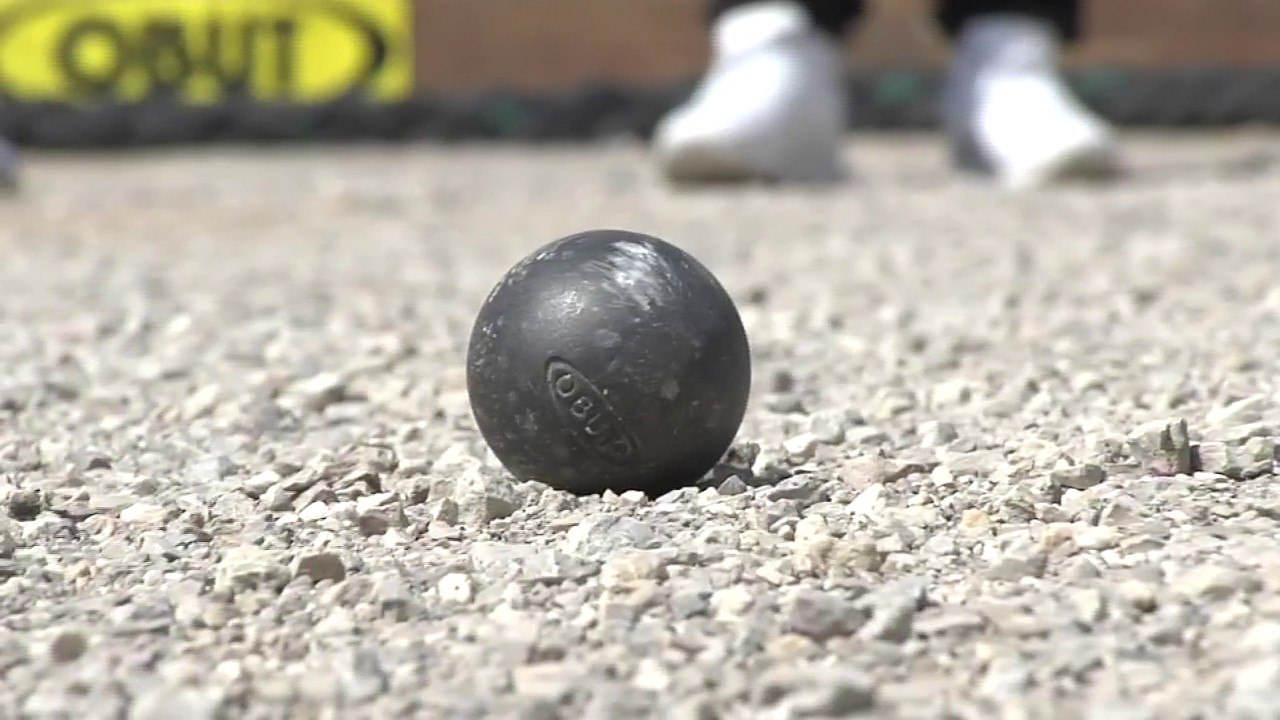 "Il faut garder la liberté". La grogne des joueurs de pétanque face à l’interdiction du jean bleu