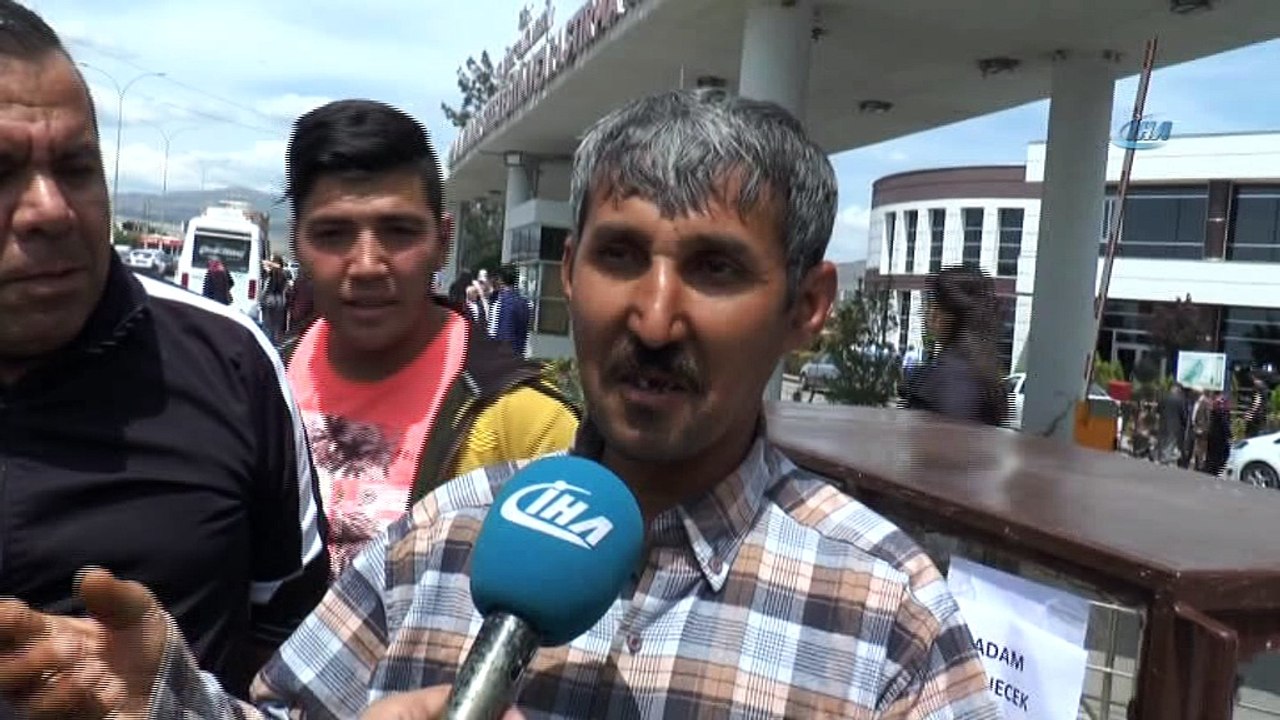 Hem simit satıp para kazanıyor, hem de simit arabasına yazdığı yazıyla eş arıyor