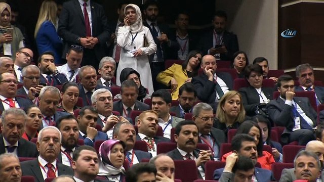 Cumhurbaşkanı Erdoğan: 'Siz bakmayın bazılarının AK Parti'yi tek adamlıkla suçlamasına. 15 milletvekili, bunları sen seçmedin millet seçti. Bunları ağlatarak kabul edemeyeceği bir yere ihraç edip gönderiyorsun. Böyle bir anlayış olabili