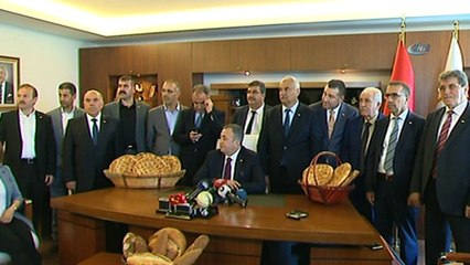 Türkiye Fırıncılar Federasyonu Başkanı Halil İbrahim Balcı: 'Geçen yıl kilogram fiyatı 6 lira 66 kuruş olan Ramazan Pidesi bu yıl yüzde 8 fiyat artışı ile kilogram fiyatı 7 lira 20 kuruş olarak belirlendi'
