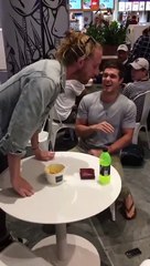 La blague à faire à vos potes qui sont toujours avec leur téléphone