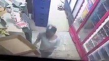 #WhatsAppCri Una cámara de seguridad muestra cómo un hombre hurta una botella de refresco en una tienda ubicada en la barriada 9 de Enero.El sujeto va directam