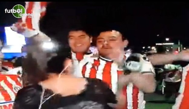 Kadın Muhabir Canlı Yayında Taraftarların Tacizine Uğradı