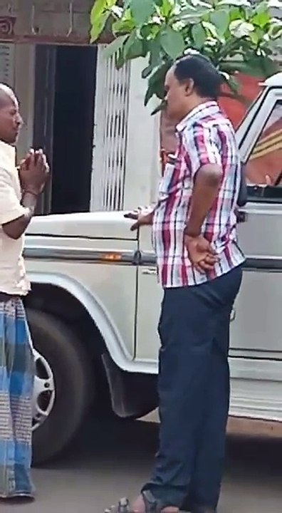 மனித தலையுடன் சாலையில் நடந்து சென்ற பூமிநாதன்