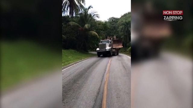 Un camion qui transporte un bulldozer ne parvient pas à grimper une colline (vidéo)