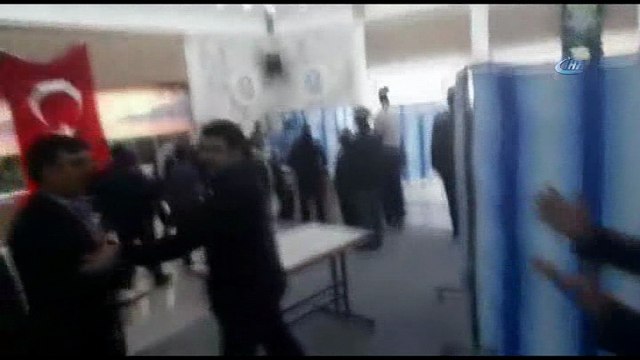 Seçimde kavga çıktı, sandalyeler havada uçuştu