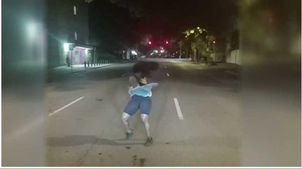 Elle dansait au milieu de la route alors ce policier est intervenu... de la meilleure des façons