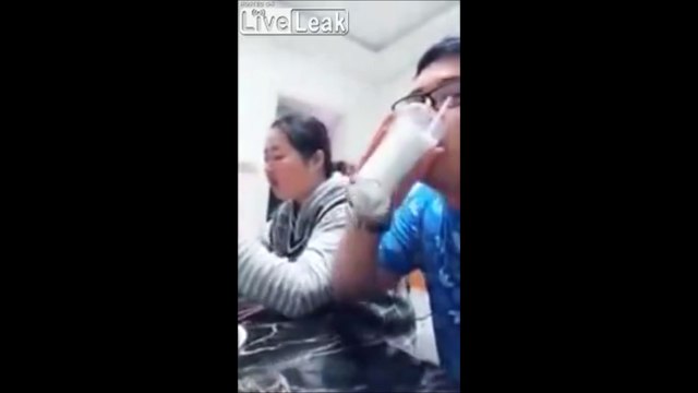 La blague qu'il fait à sa copine va la faire vomir !