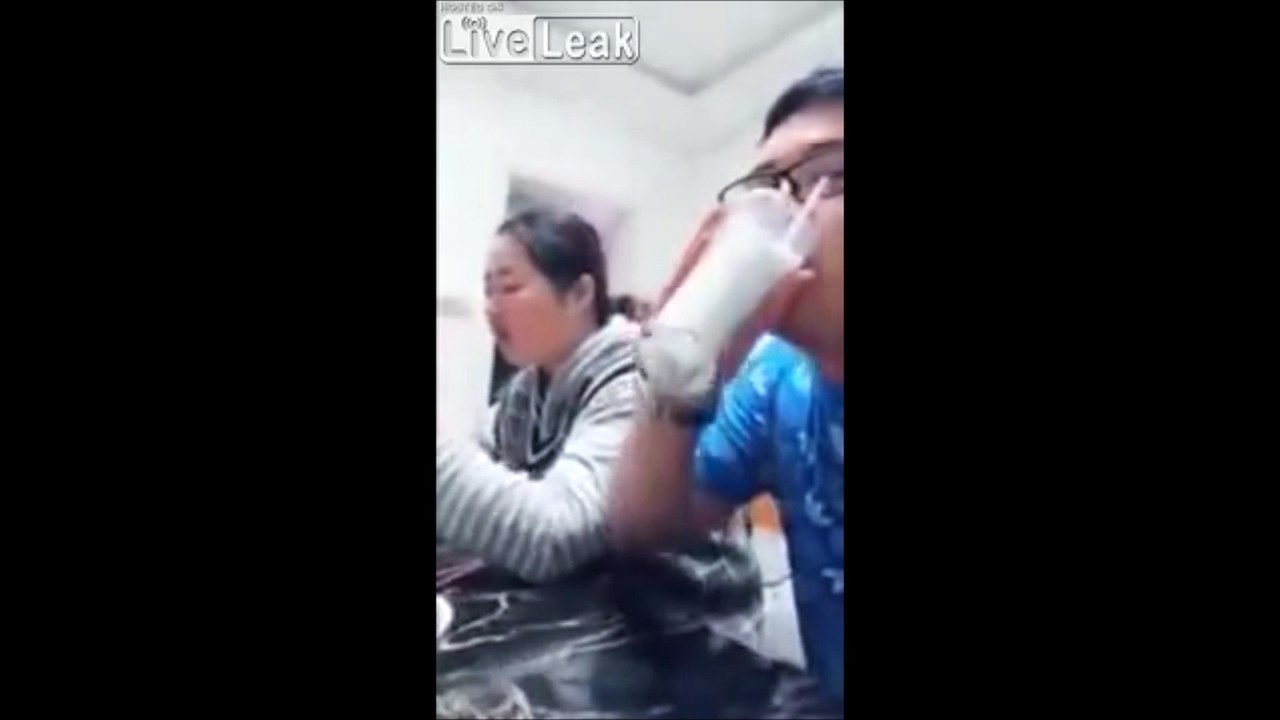 La blague qu'il fait à sa copine va la faire vomir !