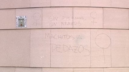 Aparecen pintadas en la fachada de la Audiencia de Navarra