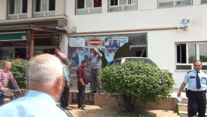 Otomobil pastaneye daldı: 4 yaralı