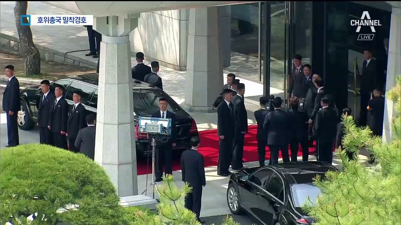 김정은 철통 경호…벤츠 에워싸고 뛴 호위총국