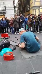 Ce street musicien nous propose un superbe show à la batterie