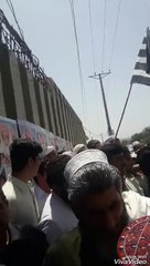 مولانا فضل الرحمان کو کارکن کی "جادو کی جپھی" نہیں لگی اچھی
