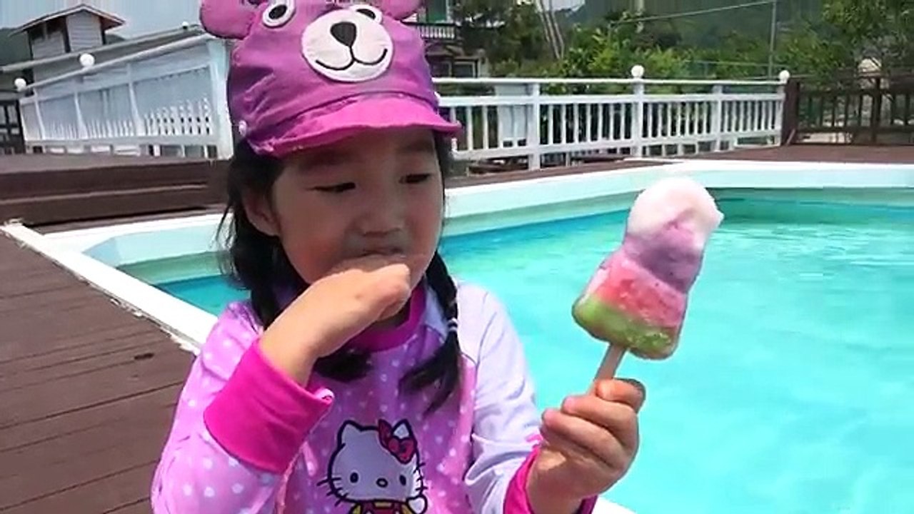수영장에서 우는아기 달래기 아기가 배고프다고 울어요(시원함주의) 보람튜브