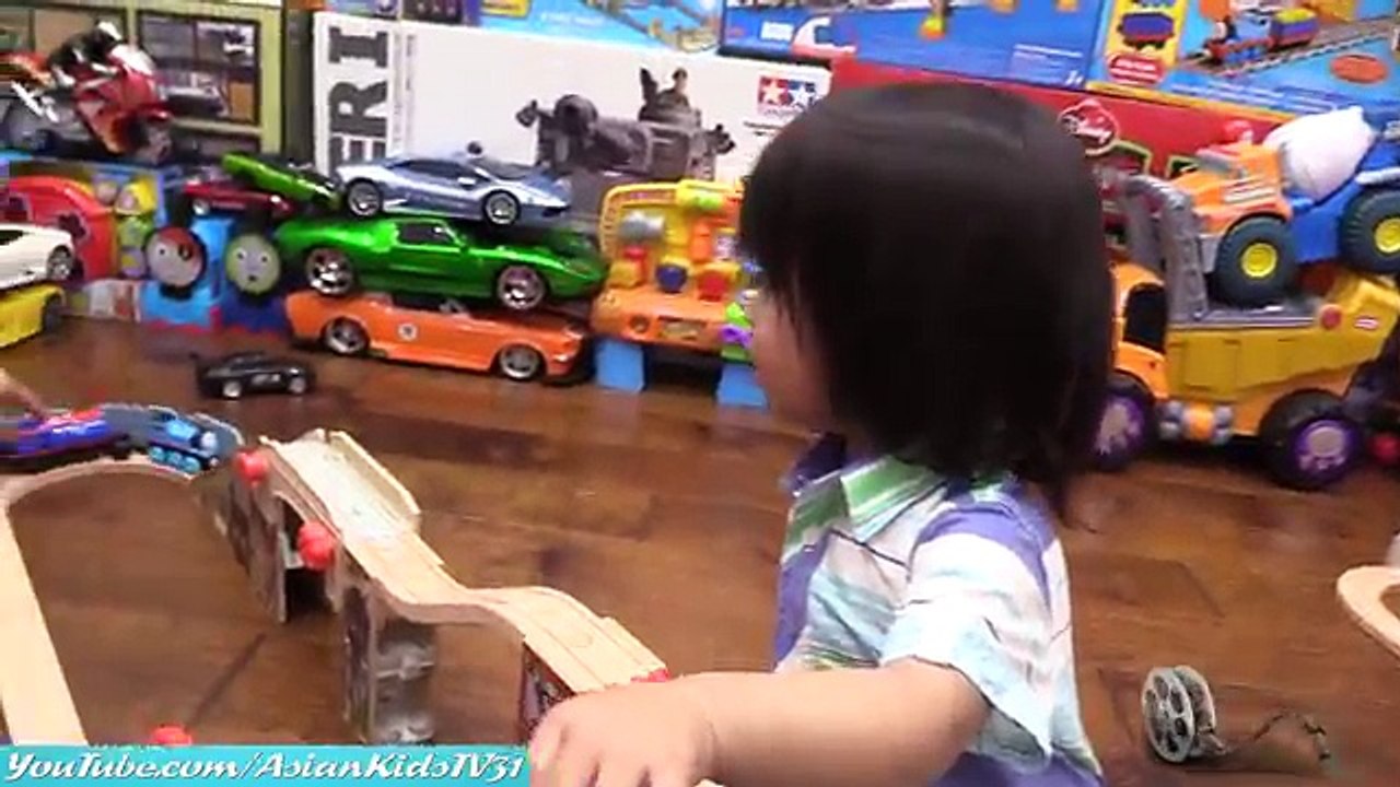 Kids Playing Thomas & Friends Wooden Railway Trains. Thomas & Friends the Great Race!
