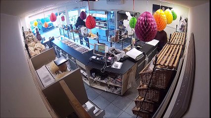 Le gérant d'une boulangerie maîtrise un braqueur