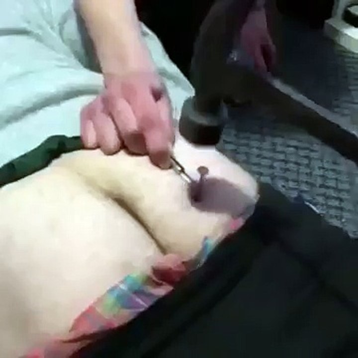 Planter un clou dans sa fesse