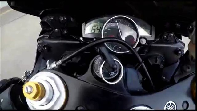 Un motard guidonne en roulant sur un nid de poule à 200 km/h