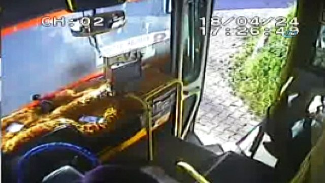 Minibüs şoföründen şehit ailesine örnek davranış kamerada...Şehit yakını yaşlı kadını yormamak için güzergahını değiştirdi