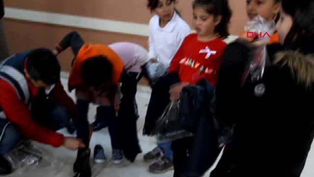 Van Başkale'de Polisten Öğrencilere Giyim ve Kırtasiye Yardımı