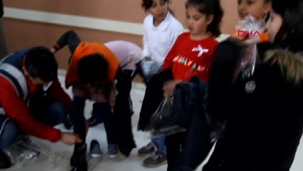 Van Başkale'de Polisten Öğrencilere Giyim ve Kırtasiye Yardımı