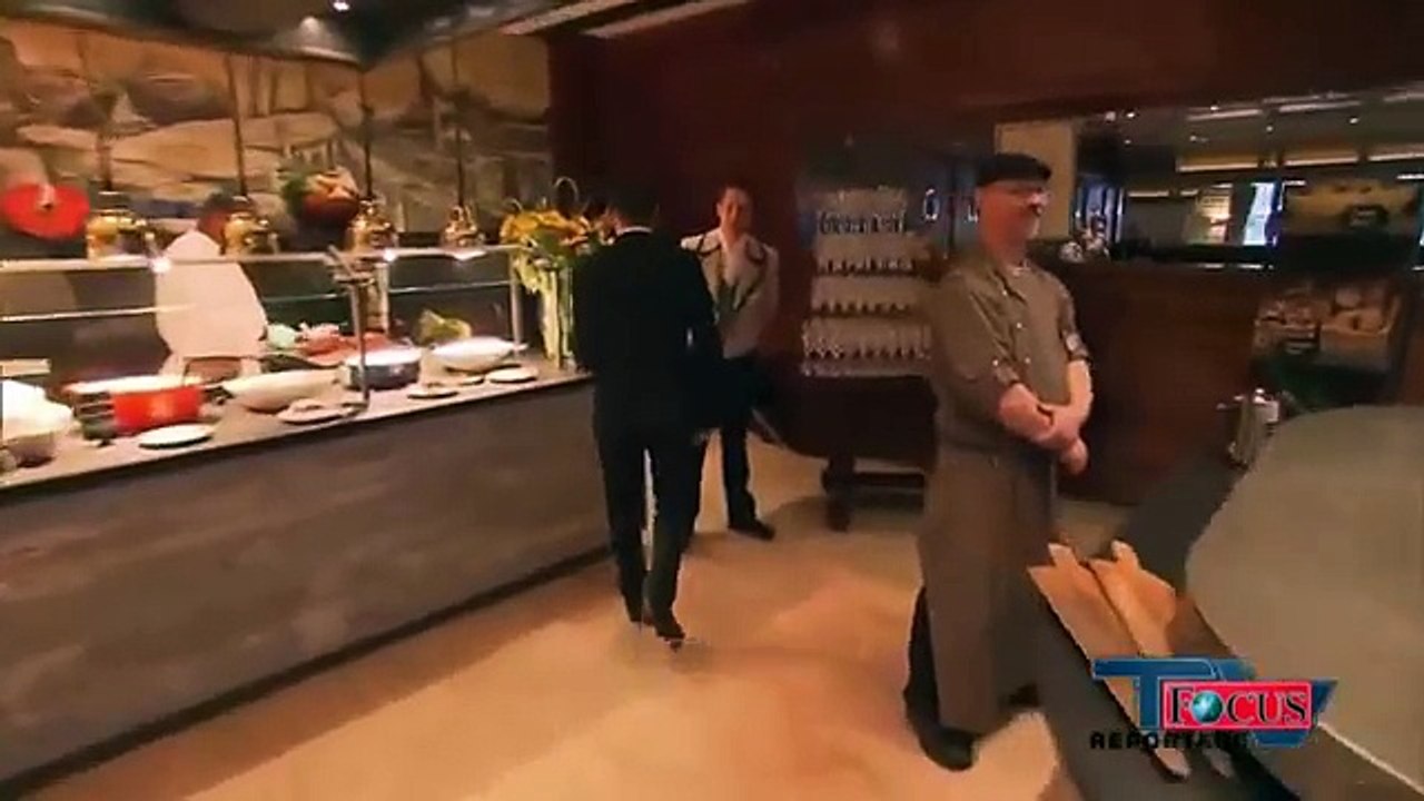 Un serveur fait l’erreur de taper sur une table où se trouve une tour de verres