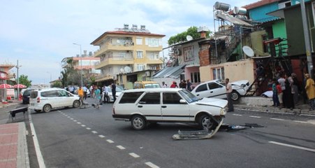 Dikkatsiz 2 Kadın Sürücü, Ortalığı Savaş Alanına Çevirdi: Araçla Evin Merdivenlerine Çıktı!